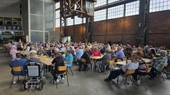 Die Festgesellschaft des 30. WG-"Stahl"-Geburtstags.