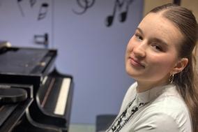 Elisabet Zadorozhna von der städtischen Musikschule "Vicco von Bülow" nimmt am Wettbewerb teil