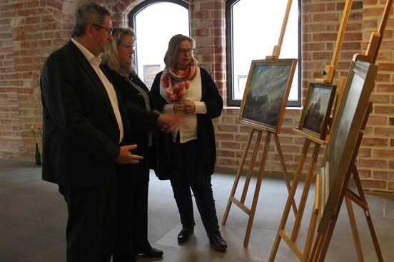 Fielmann AG schenkt Stadt und Stadtmuseum drei Ölgemälde mit Ansichten aus dem alten Brandenburg an der Havel