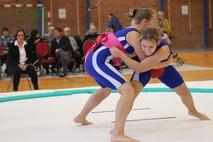 Zwei Mädchen ringen miteinander