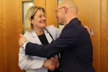 Daniel Keip mit der Landtagsabgeordneten Britta Kornmesser.