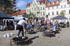 Der Demokratische Frauenbund bot Jumping Fitness.