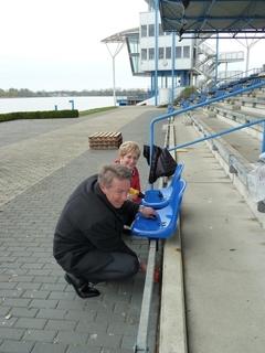 Oberbürgermeisterin Dr. Dietlind Tiemann und Sportminister Günter Baaske schrauben die ersten von ca. 1.800 neuen Sitzschalen auf der Zuschauertribüne an.
