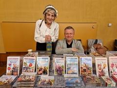 Schriftsteller Torsten Rohde und Anke "Renate" Siefken bereit zur Autogrammstunde.