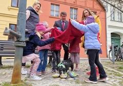 Auch ein paar Süßigkeiten wurden zur Freude der Kinder freigelegt.