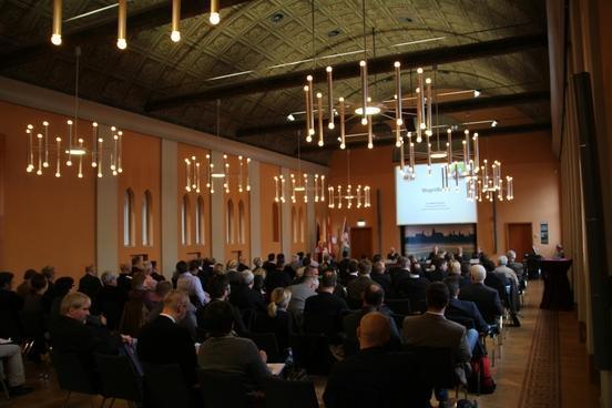 100 Bürgermeister und Amtsdirektoren aus dem ganzen Land sowie Abgeordnete des neuen Landtages kamen zum Forum "Wie weiter mit der Landesplanung?"