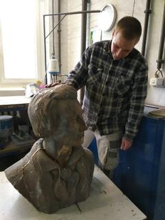 Thomas Seiler am Nachguss der Heinrich-Heine-Büste