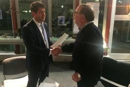 Bürgermeister Steffen Scheller verabschiedet den Vorsitzenden des Fördervereins Krugpark