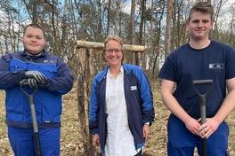 Auszubildende der Firma Metallbau Windeck, Davin Hartung und Hannes Krüger und die Personalchefin, Sandra Damaschke, pflanzten eine Rot-Eiche.