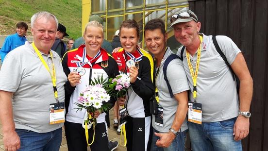 Gruppenfoto mit den WM-Silbermedaillengewinnerinnen Tina Dietze (li.) und Franziska Weber (re.). 