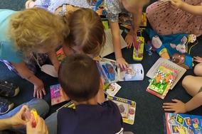 Kinder beim lesen und spielen in der Fouqué-Bibliothek