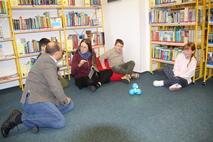 Kulturstaatssekretär Tobias Dünow bestaunte die Miniroboter.