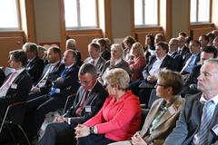 Oberbürgermeisterin im Gespräch mit dem Wirtschaftsminister.