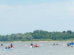 Wettfahrt der Betonkanus