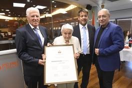 Marga Goren-Gothelf mit der Ehrenbürgerurkunde der Stadt Brandenburg an der Havel.