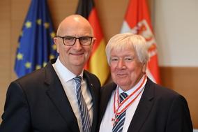 Ministerpräsident Dr. Dietmar Woidke hat Prof. Dr. Detlef Karg den Verdienstorden des Landes Brandenburg verliehen.