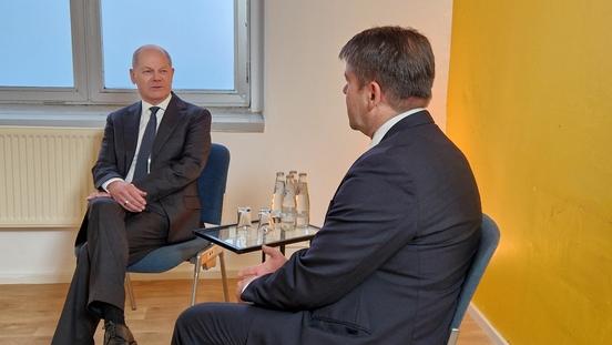Vor der großen Talk-Runde nahm sich Bundeskanzler Olaf Scholz Zeit für ein Gespräch mit Oberbürgermeister Steffen Scheller.