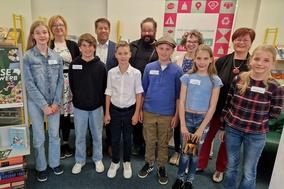 Die sechs besten Vorleserinnen und -vorleser des Landes Brandenburg mit Oberbürgermeister Steffen Scheller und der Jury.