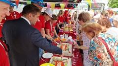 Oberbürgermeister Steffen Scheller im Gespräch unterstützte den WBG-Vorstand beim Anschnitt der Geburtstagstorte.