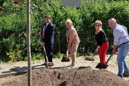 Oberbürgermeister Steffen Scheller, Dr. med. Birgit Didczuneit-Sandhop, Dr. Dietlind Tiemann und Ralf Dieckmann bei der Baumpflanzung.