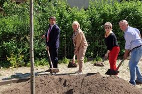 Oberbürgermeister Steffen Scheller, Dr. med. Birgit Didczuneit-Sandhop, Dr. Dietlind Tiemann und Ralf Dieckmann bei der Baumpflanzung.