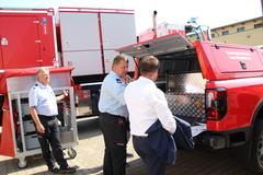 Oberbürgermeister Scheller lässt sich die Ausstattung des Kommandowagens erklären.