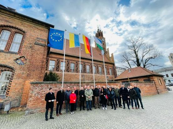 Vertreter des politischen und gesellschaftlichen Lebens der Stadt Brandenburg zeigten sich solidarisch mit der Ukraine.