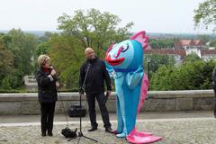 Dr. Dietlind Tiemann und Erhard Skupch begrüßen das BUGA-Maskottchen WILMA WELS