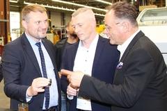 Standortleiter Matthias Rößling und Fertigungsleiter Lempe erklären dem Minister ein Werkstück.