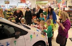 Viel Spaß hatten die Kleinen beim Bemalen des Autos