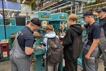 Technikbegeisterte konnten bei der Heidelberger Druckmaschinen AG unter fachkundiger Anleitung eine eche Druckmaschine bedinen.