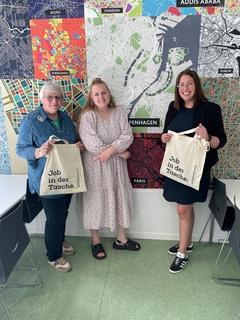 In der Berufsschule NEXT Education (v.l.n.r.) Lehrerin Anne Larsen, Auszubildende Cecilie Holm Ravn und Direktorin Kirstine Brandt Nygaard