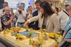 Oberbürgermeister Steffen Scheller schnitt mit Centermanagerin Katja Lenz die Geburtstagstorte in der Sankt-Annen-Galerie an.