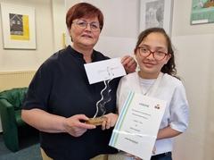 Weil Sonntag verhindert, überreichte Cornelia Stabrodt den von der EVIRA Hausprojekt GmbH gesponserten Hauptpreis an Bianca Gonzaléz (12) am Dienstag.