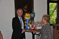 Frau Dr. Tiemann und ein Herr mit dem BUGA Maskotchen