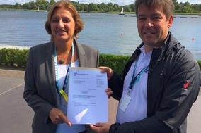 Sportministerin Britta Ernst überreicht Oberbürgermeister Steffen Scheller den Zuwendungbsbescheid