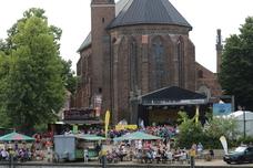 Antenne-Bühne vor der Johanniskirche.