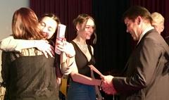 OB Steffen Scheller gratuliert zur Auszeichnung.