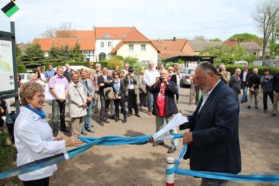 Oberbürgermeisterin Dr. Dietlind Tiemann und Dr. Gunter Dörhöfer vom Förderverein Schlosspark Plaue eröffnen den Fontaneweg