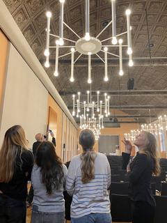 ...wobei besonders die Decke von den Gästen bewundert wird