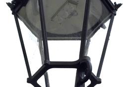 In der Plauer Straße sind die historisierten Lampen unter anderen mit diesen neuen LED-Einsätzen bestückt.