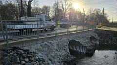 Baufahrzeuge auf der Planebrücke.