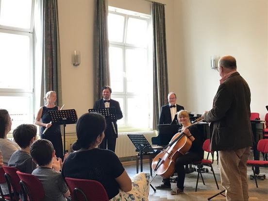 Begrüßung des Flötentrios der Musikschule "Vicco von Bülow" durch Paul Punstein