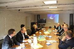 Oberbürgermeisterin Dr. Dietlind Tiemann begrüßt die Delegation aus Sachsen-Anhalt im Rathaus.