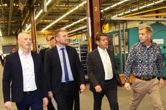 Beim Rundgang: Die Fertigungsleiter Lempe und Prehn mit OB Scheller und Minister Keller.