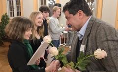 Winnetou Sosa bei der Urkundenübergabe an die Talente.