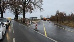 Abfahrt zu einer der beiden Behelfsstraße am Bahnübergang Wust.