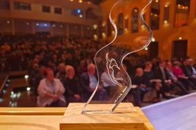Eine der Undine-Statuetten, die 2024 im Brandenburger Theater vergeben wurde.