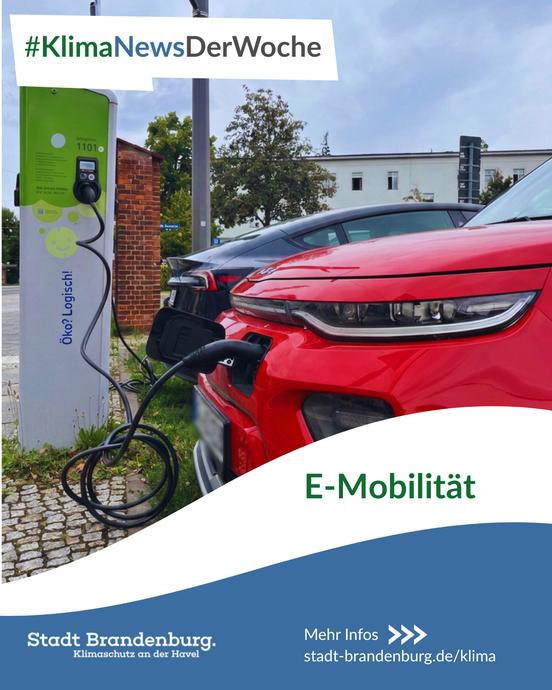 Rotes Elektroauto lädt an einer öffentlichen Ladesäule in Brandenburg an der Havel. Thema der KlimaNewsDerWoche ist E-Mobilität.