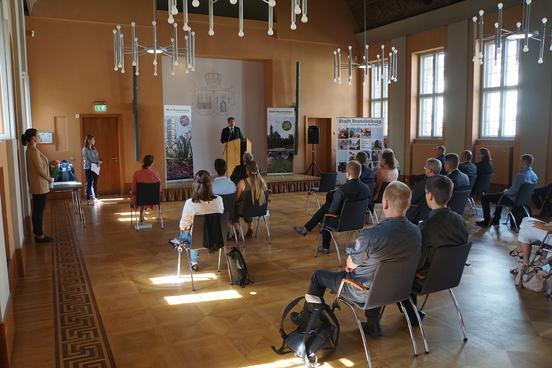 Oberbürgermeister Steffen Scheller begrüßt in einer Rede die neuen Auszubildenden und Studierende der Stadtverwaltung Brandenburg an der Havel